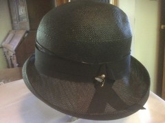 VTG Black Straw Cloche Hat Flower&Pearl Pin &Ribbon Accent Women’s M Fine Mesh