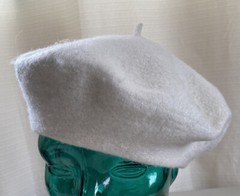 95% WOOL WOMENS WHITE BERET HAT OSFM EXCELLENT CONDITION 11