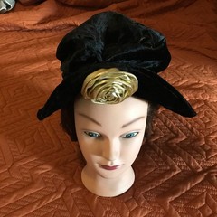 VTG Velvet Bucket Hat with rose