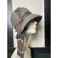 vintage 1960s gray wool cloche style hat, 1920s flapper style, mod fall fashion